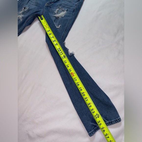 Hollister Size 3/26 Medium Wash Distressed Ultra Hi Rise Mom Jeans - Picture 4 of 10